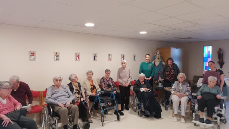 Yoga sur chaise pour seniors, résidents à domicile ou en Ehpad Yoga sur chaise pour seniors, résidents à domicile ou en Ehpad