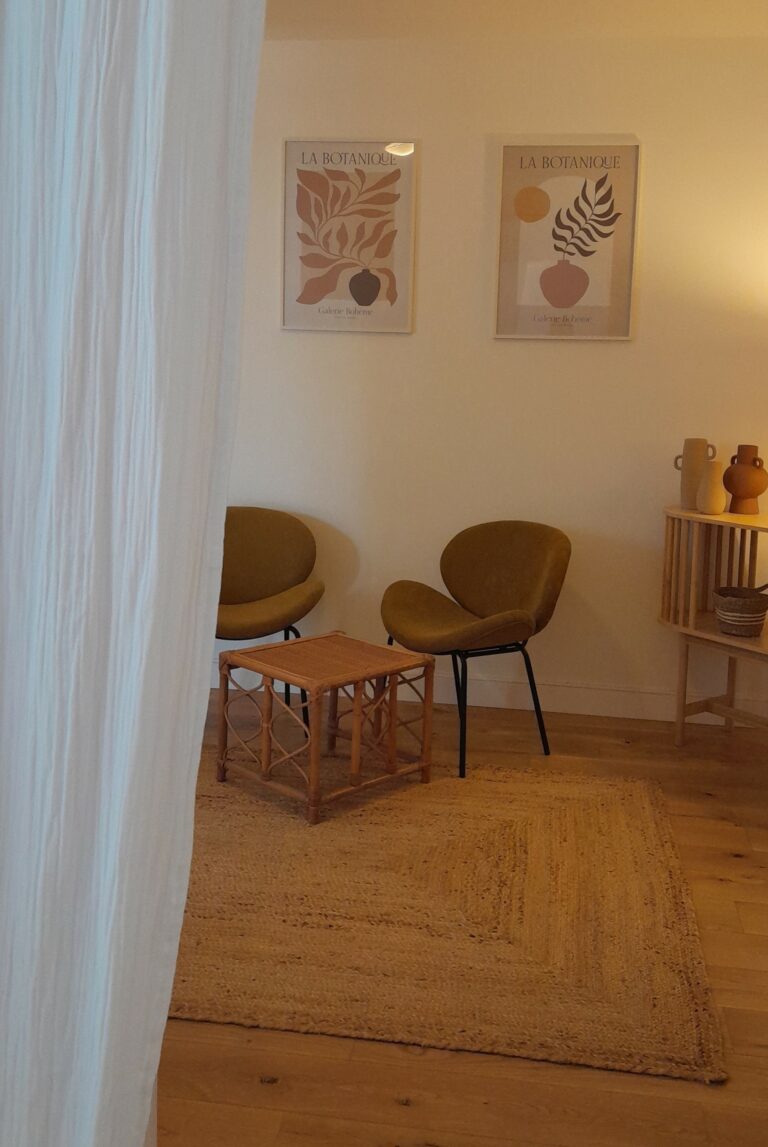 Salon vu de la salle de pratique 768x1147