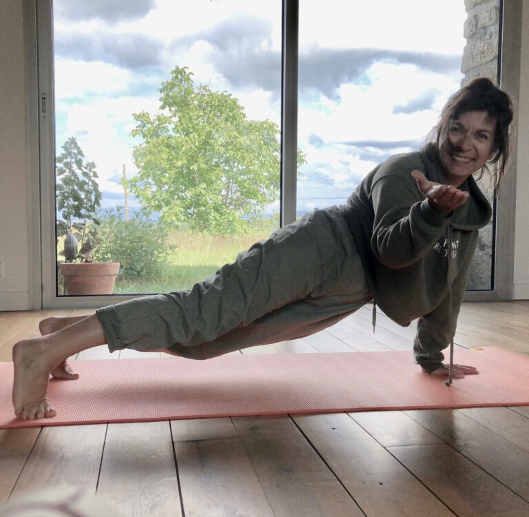 DomYogaProfil copie 768x750