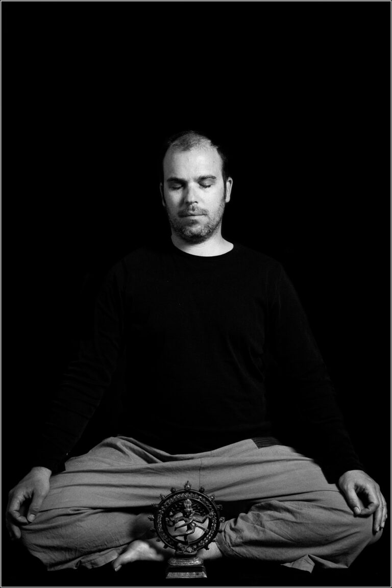 nico posture yoga 40 768x1152