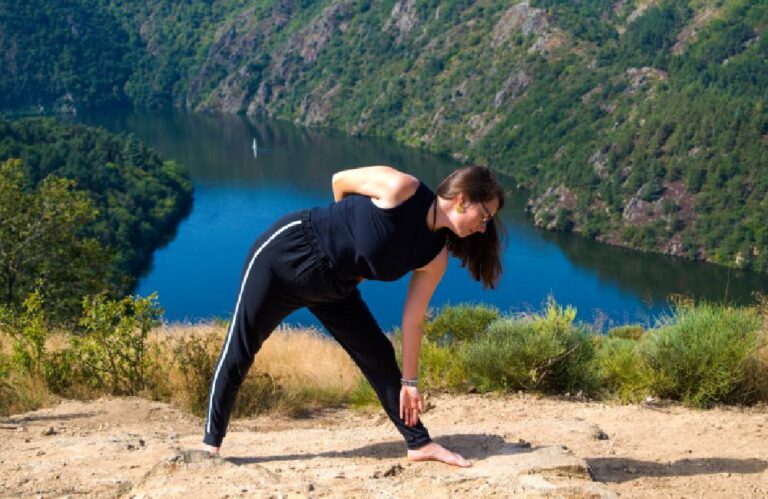 yoga trikonasana 768x499