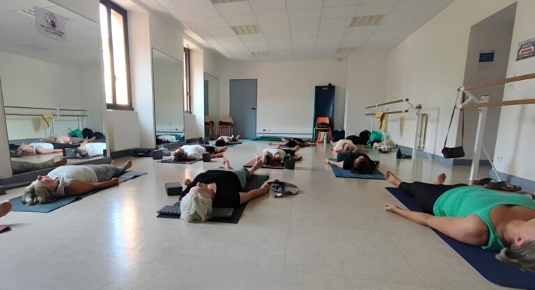Group yoga class in english Lorgues 768x417